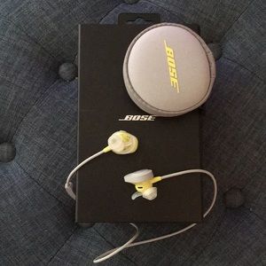 Unused BOSE wireless headphones—